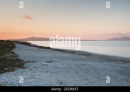 Vue sur la plage d''Ezzi Mannu, en Sardaigne, au coucher du soleil Banque D'Images