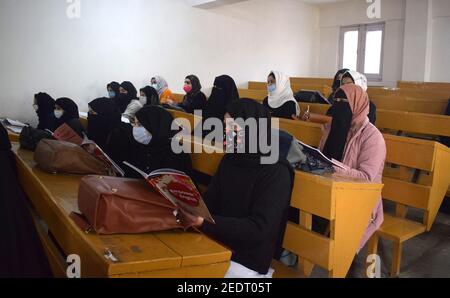 Srinagar, 15 février 2021. Les élèves s'assoient dans une salle de classe. Les collèges ont été fermés en raison du coronavirus. Après 12 mois, les collèges ont rouvert. Banque D'Images