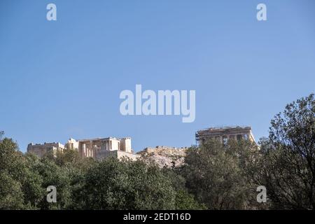 Acropole d'Athènes Grèce roche et Parthénon sur fond bleu ciel, jour ensoleillé. Vue depuis la rue Dionisiou areopagitou Banque D'Images