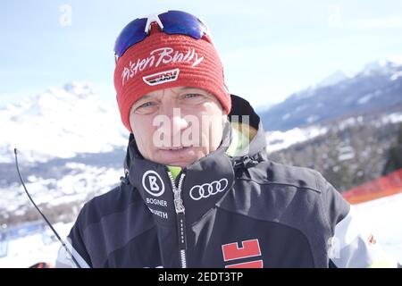 Cortina, Italie. 15 février 2021. 15 février 2021, Italie, Cortina d'Ampezzo: Ski alpin: Championnat du monde: Wolfgang Maier, directeur des sports alpins à l'Association allemande de ski DSV inspecte le cours avant la course. Photo: Michael Kappeller/dpa crédit: dpa Picture Alliance/Alay Live News Banque D'Images