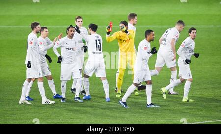 L'équipe de Gladbach claps avant le match. GES / football / 1. Bundesliga: VFL Wolfsburg - Borussia Monchengladbach, 02/14/2021 football: 1ère ligue: Wolfburg vs. Borussia Monchengladbach, Wolfsburg, 14 février 2021 | utilisation dans le monde entier Banque D'Images