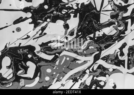 Peintures à base d'huile et d'eau immiscibles qui ne se mélangent pas Ensemble utilisé dans une peinture de style Jackson Pollock pour présenter interaction et répulsion Banque D'Images