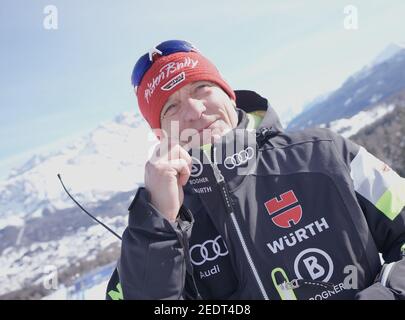 Cortina, Italie. 15 février 2021. 15 février 2021, Italie, Cortina d'Ampezzo: Ski alpin: Championnat du monde: Wolfgang Maier, directeur des sports alpins à l'Association allemande de ski DSV inspecte le cours avant la course. Photo: Michael Kappeller/dpa crédit: dpa Picture Alliance/Alay Live News Banque D'Images