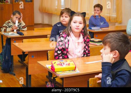 Chapaevsk, région de Samara, Russie - 24 décembre 2020 : école primaire de la ville de Chapaevsk. Portrait d'une petite écolière à l'école des Banque D'Images