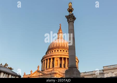 La Cathédrale St Paul et le Square Paternoster colonne,soleil, panier à London UK Banque D'Images