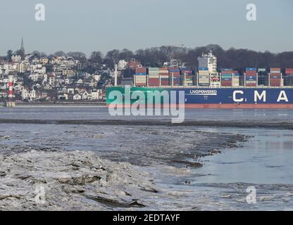 ALLEMAGNE, Hambourg, Elbe, porte-conteneurs propulsé par GNL gaz naturel liquéfié / DEUTSCHLAND, Hambourg, Blankenese, Fluß Elbe, Containerschiff Louvre der Reederei CMA CGM mit LNG Flüssig Erdgas Antrieb, Flüssigerdgas als Kraftstoff zum Antrieb von Schiffen als eine Möglichkeit emissionsärmerer Schifffahrt Banque D'Images