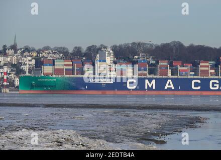 ALLEMAGNE, Hambourg, Elbe, porte-conteneurs propulsé par GNL gaz naturel liquéfié / DEUTSCHLAND, Hambourg, Blankenese, Fluß Elbe, Containerschiff Louvre der Reederei CMA CGM mit LNG Flüssig Erdgas Antrieb, Flüssigerdgas als Kraftstoff zum Antrieb von Schiffen als eine Möglichkeit emissionsärmerer Schifffahrt Banque D'Images