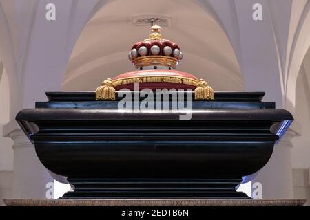 Tombe de Nelson, sarcophage en marbre noir contenant le cercueil de l'amiral Lord Nelson, crypte de la cathédrale Saint-Paul, Londres, Royaume-Uni Banque D'Images