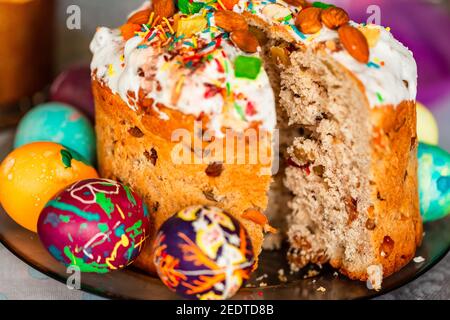 Table de vacances traditionnelle de Pâques servie avec un gâteau de Pâques maison et œufs peints Banque D'Images