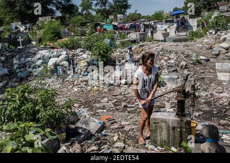 Cimetière, Manille, Makati, Philippines, vivant à l'intérieur d'un cimetière, tombe Banque D'Images