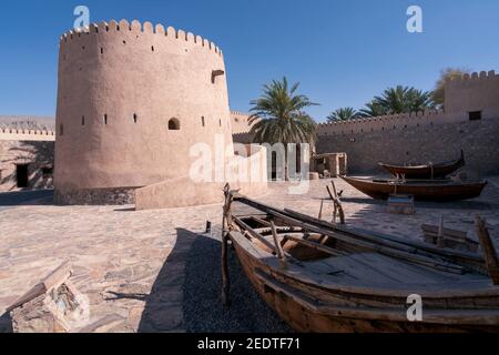 Khasab, Oman - 04.01.2018 : cour du fort arabe médiéval de Khasab, Oman. Exposition de bateaux en bois. Banque D'Images