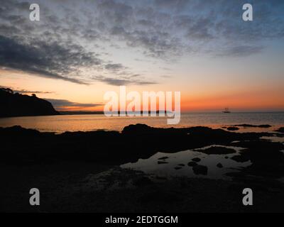 Lever du soleil sur la baie St Austell, vue depuis Charlestown, Cornwall. Banque D'Images