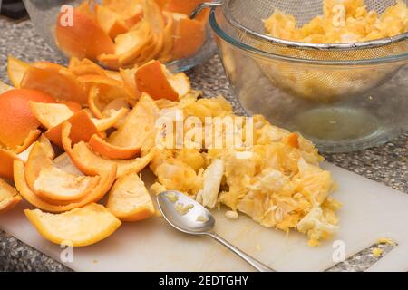 Recette de Granma'sGranny à l'ancienne pour cuisiner de la confiture d'orange de Séville maison plein de délicieuses huiles essentielles pour un goût acidulé Banque D'Images