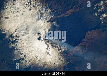 MONT ETNA, ITALIE - 03 février 2021 - le Mont Etna, un volcan actif sur la côte est de la Sicile, en Italie, est photographié du International Space Stat Banque D'Images