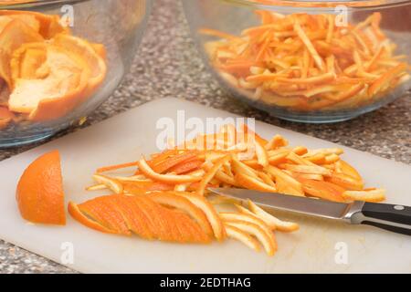 Recette de Granma'sGranny à l'ancienne pour cuisiner de la confiture d'orange de Séville maison plein de délicieuses huiles essentielles pour un goût acidulé Banque D'Images