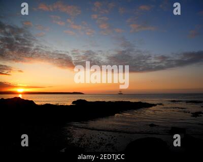 Lever du soleil sur la baie St Austell, vue depuis Charlestown, Cornwall. Banque D'Images