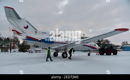 Les passionnés du musée de l'aviation de Kunovice, République tchèque, emmènent au musée l'ancien avion du gouvernement Yakovlev Yak-40, le samedi 13 février 2021. (Photo CTK/Dalibor Gluck) Banque D'Images