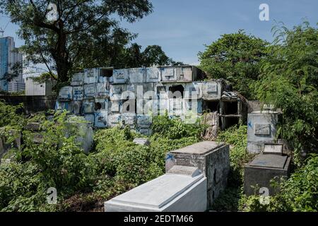 Cimetière, Manille, Makati, Philippines, vivant à l'intérieur d'un cimetière, tombe Banque D'Images