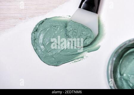 Masque en argile naturel pour le visage spiruline sur fond de papier Banque D'Images