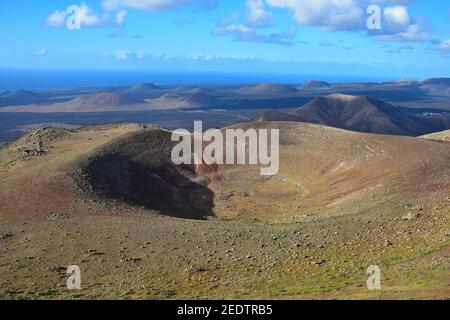 Vue de dessus d'un cratère. Vue depuis la montagne Atalaya de Femes près de Femés. Lanzarote, Îles Canaries, Espagne. Parc national de Timanfaya et nature du volcan Banque D'Images