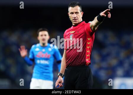 L'arbitre Daniele Doveri gestes pendant le championnat italien Serie UN match de football entre SSC Napoli et Juventus FC le 13 février 2021 au stade Diego Armando Maradona à Naples, Italie - photo Federico Proietti / DPPI / LiveMedia Banque D'Images