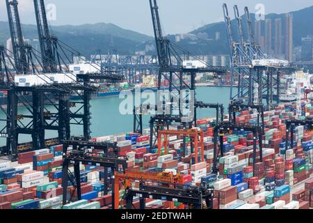 Vue aérienne des conteneurs empilés au terminal à conteneurs de Kwai Tsing, Kwai Chung, Lai Chi Kok stockés jusqu'au chargement et au transfert des navires vers des camions à Hong Kong, en RAS, en Chine. © Time-snapshots Banque D'Images