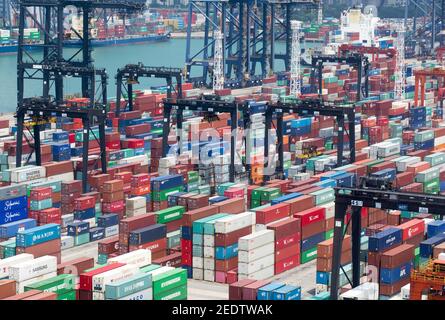 Vue aérienne des conteneurs empilés au terminal à conteneurs de Kwai Tsing, Kwai Chung, Lai Chi Kok stockés jusqu'au chargement et au transfert des navires vers des camions à Hong Kong, en RAS, en Chine. © Time-snapshots Banque D'Images