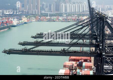 Vue aérienne des conteneurs empilés au terminal à conteneurs de Kwai Tsing, Kwai Chung, Lai Chi Kok stockés jusqu'au chargement et au transfert des navires vers des camions à Hong Kong, en RAS, en Chine. © Time-snapshots Banque D'Images