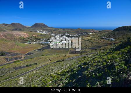 La petite ville de Haria dans le nord de Lanzarote, la vallée des 1000 palmiers. Îles Canaries, Espagne. Banque D'Images