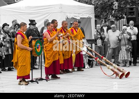 Les Monks de Tashi Lhunpo du Monastère de Tashi Lhunpo effectuent des danses traditionnelles tibétaines au Wimborne Folk Festival à Wimborne, Dorset, Royaume-Uni, en juin Banque D'Images