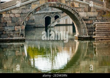 Pont de style ancien et architecture au Guangfulin relics Park, dans le quartier de Songjiang à Shanghai, en Chine. Banque D'Images