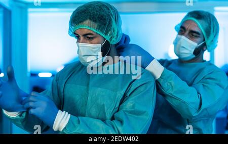 Médecins se préparant à une opération chirurgicale à l'hôpital pendant l'épidémie de coronavirus - les travailleurs médicaux se préparent à lutter contre le coronavirus Banque D'Images