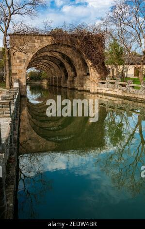 Arcades au-dessus d'une voie navigable dans le Guangfulin relics Park, dans le quartier de Songjiang à Shanghai, en Chine. Banque D'Images