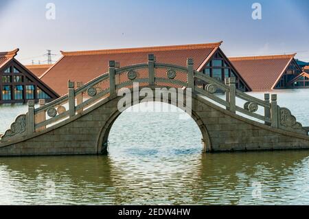 Pont à Guangfulin avec le toit du bâtiment du musée derrière. Le Guangfulin relics Park, dans le quartier de Songjiang à Shanghai, en Chine. Banque D'Images