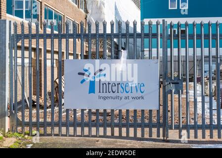 Société de construction Interserve effectuant la rénovation de bâtiments par le Hôpital Queen Elizabeth à Birmingham Banque D'Images