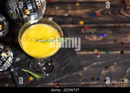 Queue de Mimosa avec jus d'orange et champagne. Fête du nouvel an ou d'anniversaire avec un miroir disco boules. Vidéo verticale Banque D'Images