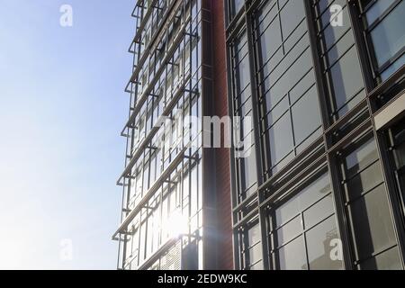 Façades modernes en verre de bâtiments d'affaires à Kiel en Allemagne Banque D'Images