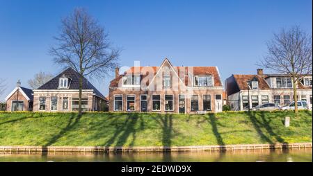 Panorama de maisons historiques sur le canal de Steenwijk, pays-Bas Banque D'Images