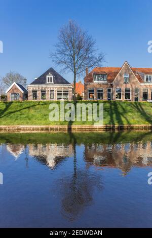 Maisons historiques sur le canal de Steenwijk, Pays-Bas Banque D'Images