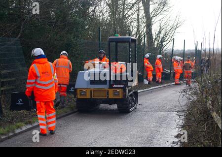 Wendover, Buckinghamshire, Royaume-Uni. 15 février 2021. HS2 Ltd ont ce matin clôturé un sentier public et a commencé l'escrime au large d'une zone de bois connue sous le nom de Spinney dans la préparation à la chute de nombreux arbres matures dans le cadre de la liaison ferroviaire haute vitesse 2 de Londres à Birmingham. Le propriétaire foncier n'aurait pas été notifié à l'avance par HS2 Ltd. Les huissiers de l'équipe nationale d'expulsion (NET) travaillant pour HS2 étaient sur place, tout comme un grand nombre de policiers qui utilisaient un drone au-dessus des bois. Les militants anti HS2 vivent dans les bois à proximité pour tenter d'empêcher HS2 de abattre les arbres. Résidents locaux Banque D'Images