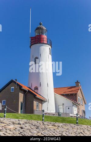 Phare blanc historique au sommet de la digue à Urk, pays-Bas Banque D'Images