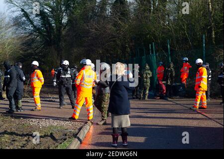 Wendover, Buckinghamshire, Royaume-Uni. 15 février 2021. HS2 Ltd ont ce matin clôturé un sentier public et a commencé l'escrime au large d'une zone de bois connue sous le nom de Spinney dans la préparation à la chute de nombreux arbres matures dans le cadre de la liaison ferroviaire haute vitesse 2 de Londres à Birmingham. Le propriétaire foncier n'aurait pas été notifié à l'avance par HS2 Ltd. Les huissiers de l'équipe nationale d'expulsion (NET) travaillant pour HS2 étaient sur place, tout comme un grand nombre de policiers qui utilisaient un drone au-dessus des bois. Les militants anti HS2 vivent dans les bois à proximité pour tenter d'empêcher HS2 de abattre les arbres. Résidents locaux Banque D'Images