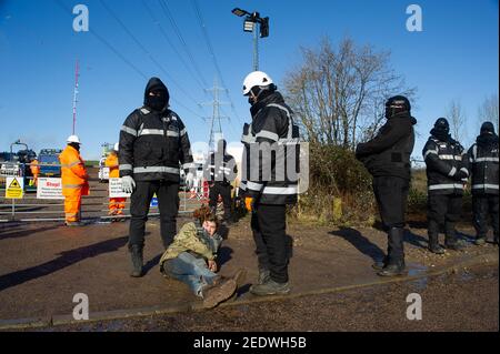 Wendover, Buckinghamshire, Royaume-Uni. 15 février 2021. Une manifestation militante anti HS2 à l'extérieur de l'enceinte HS2. HS2 Ltd ont ce matin clôturé un sentier public et a commencé l'escrime au large d'une zone de bois connue sous le nom de Spinney dans la préparation à la chute de nombreux arbres matures dans le cadre de la liaison ferroviaire haute vitesse 2 de Londres à Birmingham. Le propriétaire foncier n'aurait pas été notifié à l'avance par HS2 Ltd. Les huissiers de l'équipe nationale d'expulsion (NET) travaillant pour HS2 étaient sur place, tout comme un grand nombre de policiers qui utilisaient un drone au-dessus des bois. Les militants anti HS2 vivent dans les bois à proximité dans une atte Banque D'Images