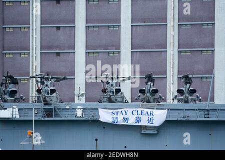 Vue sur le quai amphibie du navire d'atterrissage USS Green Bay (LPD 20) en face de l'horizon des bâtiments, ancré à l'entrée du port de Victoria dans le cadre d'une visite portuaire prévue. Green Bay fait partie du groupe de grève expéditionnaire Bonhomme Richard, vu ici à Hong Kong Hong Kong, RAS, Chine, RPC. © Time-snapshots Banque D'Images