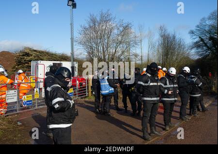 Wendover, Buckinghamshire, Royaume-Uni. 15 février 2021. HS2 Ltd ont ce matin clôturé un sentier public et a commencé l'escrime au large d'une zone de bois connue sous le nom de Spinney dans la préparation à la chute de nombreux arbres matures dans le cadre de la liaison ferroviaire haute vitesse 2 de Londres à Birmingham. Le propriétaire foncier n'aurait pas été notifié à l'avance par HS2 Ltd. Les huissiers de l'équipe nationale d'expulsion (NET) travaillant pour HS2 étaient sur place, tout comme un grand nombre de policiers qui utilisaient un drone au-dessus des bois. Les militants anti HS2 vivent dans les bois à proximité pour tenter d'empêcher HS2 de abattre les arbres. Résidents locaux Banque D'Images