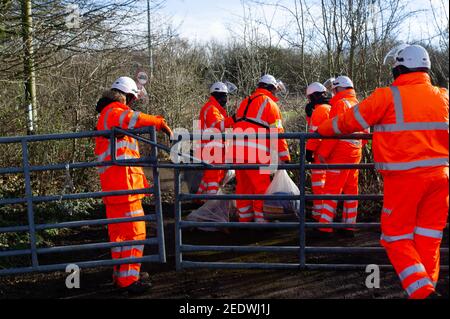 Wendover, Buckinghamshire, Royaume-Uni. 15 février 2021. HS2 confisque les biens personnels appartenant à un activiste. HS2 Ltd ont ce matin clôturé un sentier public et a commencé l'escrime au large d'une zone de bois connue sous le nom de Spinney dans la préparation à la chute de nombreux arbres matures dans le cadre de la liaison ferroviaire haute vitesse 2 de Londres à Birmingham. Le propriétaire foncier n'aurait pas été notifié à l'avance par HS2 Ltd. Les huissiers de l'équipe nationale d'expulsion (NET) travaillant pour HS2 étaient sur place, tout comme un grand nombre de policiers qui utilisaient un drone au-dessus des bois. Les militants anti HS2 vivent dans les bois à proximité dans un a Banque D'Images