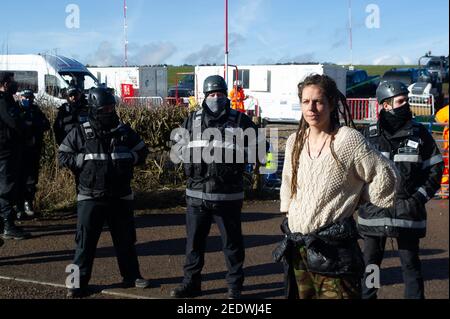 Wendover, Buckinghamshire, Royaume-Uni. 15 février 2021. Un activiste regarde les événements. HS2 Ltd ont ce matin clôturé un sentier public et a commencé l'escrime au large d'une zone de bois connue sous le nom de Spinney dans la préparation à la chute de nombreux arbres matures dans le cadre de la liaison ferroviaire haute vitesse 2 de Londres à Birmingham. Le propriétaire foncier n'aurait pas été notifié à l'avance par HS2 Ltd. Les huissiers de l'équipe nationale d'expulsion (NET) travaillant pour HS2 étaient sur place, tout comme un grand nombre de policiers qui utilisaient un drone au-dessus des bois. Les militants anti HS2 vivent dans les bois à proximité pour tenter d'empêcher HS2 de s'abattre Banque D'Images