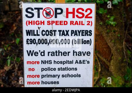 Wendover, Buckinghamshire, Royaume-Uni. 15 février 2021. HS2 Ltd ont ce matin clôturé un sentier public et a commencé l'escrime au large d'une zone de bois connue sous le nom de Spinney dans la préparation à la chute de nombreux arbres matures dans le cadre de la liaison ferroviaire haute vitesse 2 de Londres à Birmingham. Le propriétaire foncier n'aurait pas été notifié à l'avance par HS2 Ltd. Les huissiers de l'équipe nationale d'expulsion (NET) travaillant pour HS2 étaient sur place, tout comme un grand nombre de policiers qui utilisaient un drone au-dessus des bois. Les militants anti HS2 vivent dans les bois à proximité pour tenter d'empêcher HS2 de abattre les arbres. Résidents locaux Banque D'Images