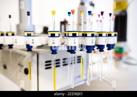 Échantillonneur automatique de spectromètre RMN chargé d'échantillons pour l'analyse et les recherches scientifiques Banque D'Images