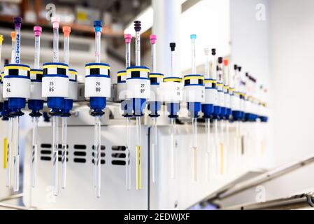 Échantillonneur automatique de spectromètre RMN chargé d'échantillons pour l'analyse et les recherches scientifiques Banque D'Images